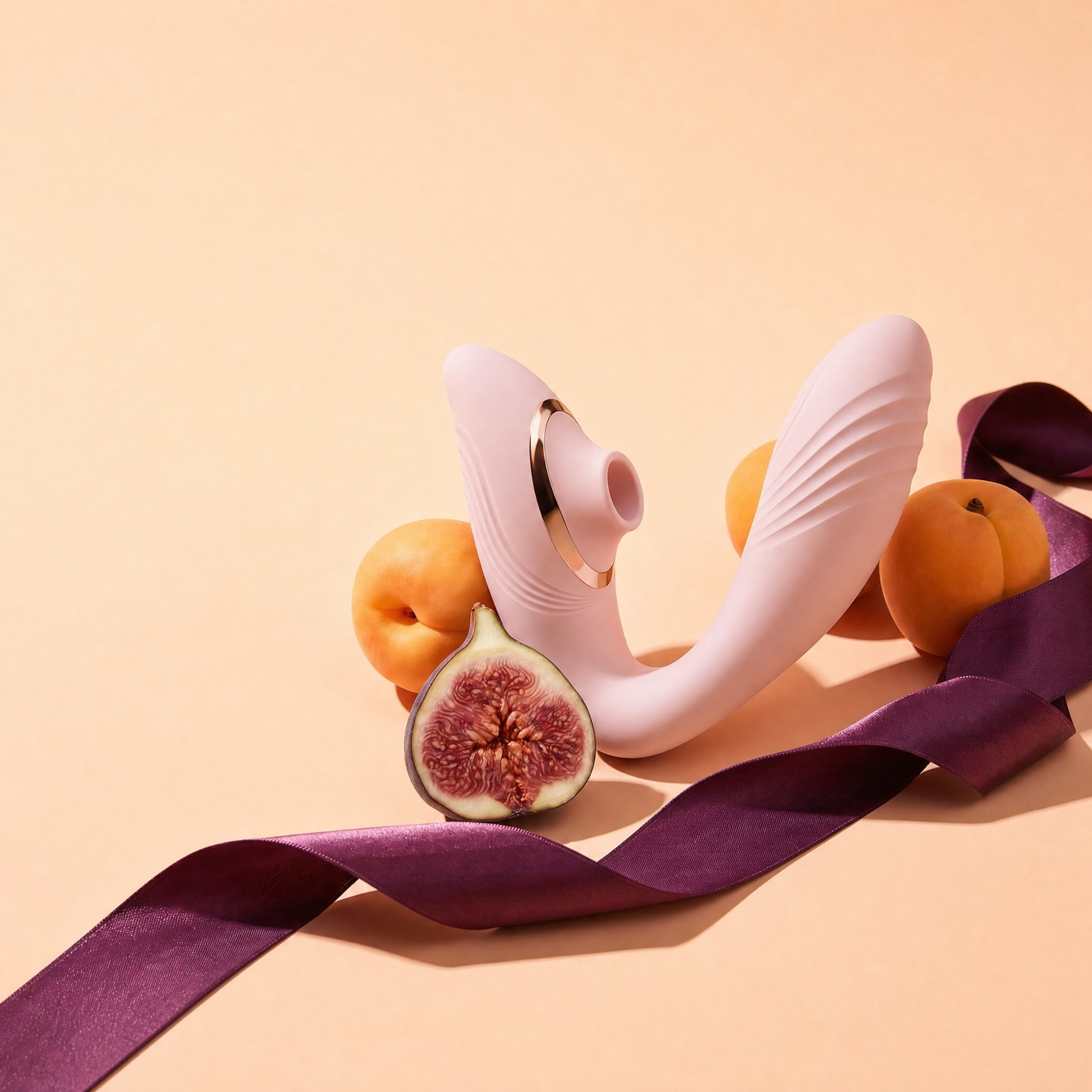 LILA Pulse rose, posé sur des abricots et une figue coupée